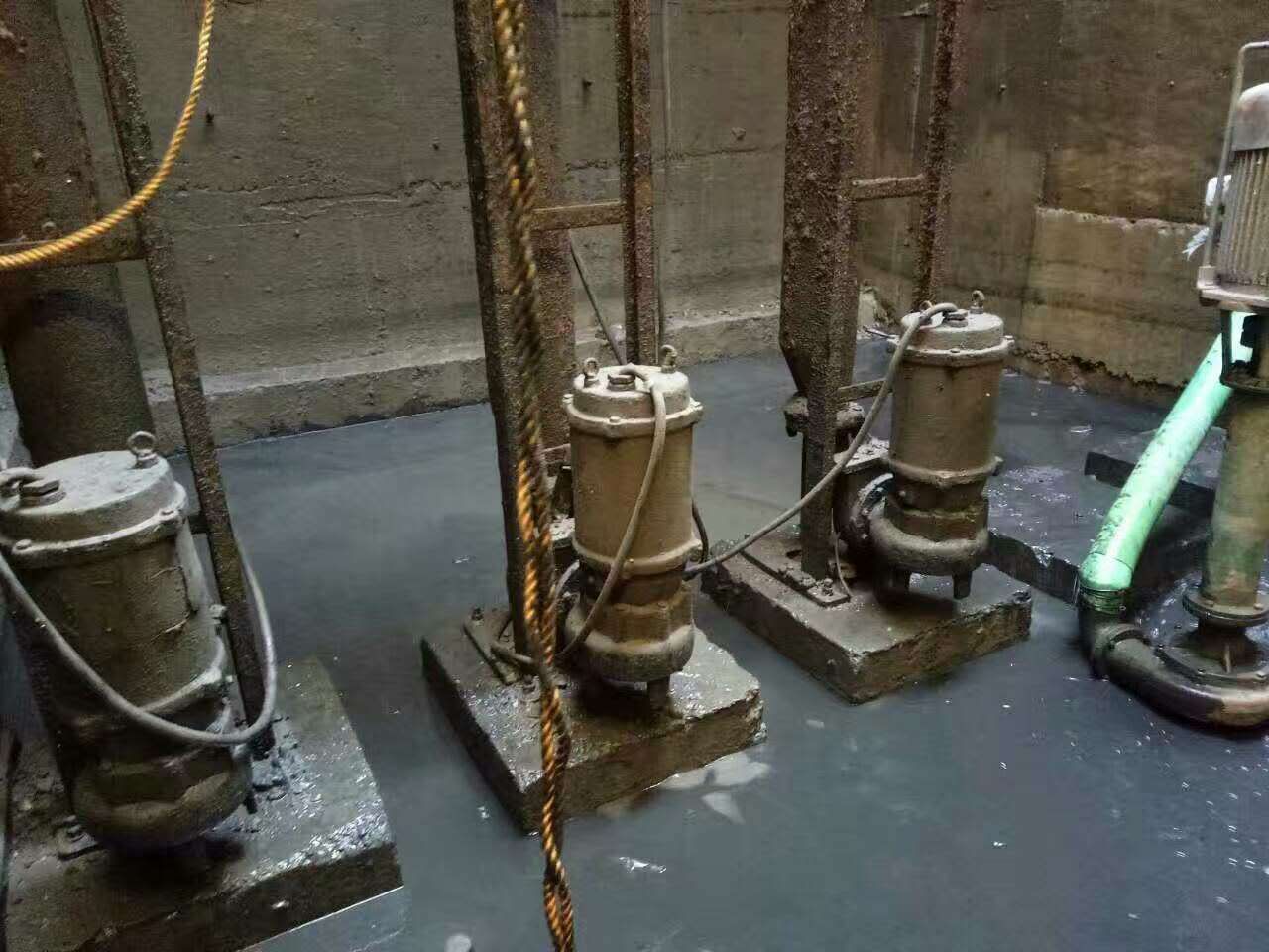 马村污水池清理